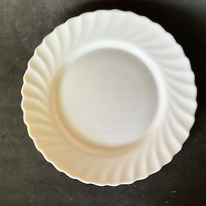 Arcopal 4 cream dinner plates  with swirl pattern,  made in France
