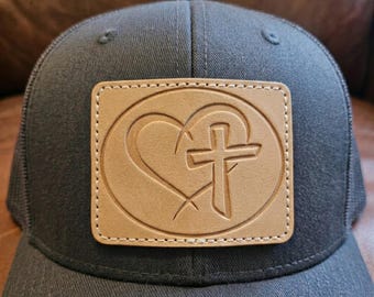 Parche de cuero repujado: diseño de corazón con cruz cristiana, accesorio de fe hecho a mano.