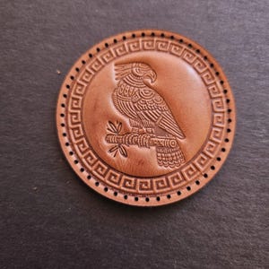 Sello de cuero Delrin personalizado: logotipo grabado con láser para fabricantes de relieve y bajorrelieve.