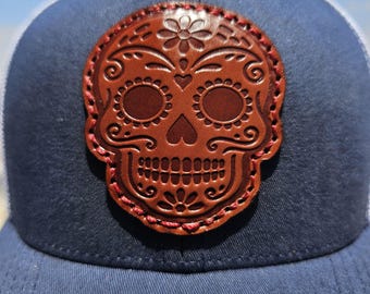 Gorra de camionero Yupoong de grano completo personalizada con parche de cuero de calavera de azúcar