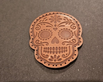 Parche de calavera de azúcar de cuero: cuero de grano completo, grabado en relieve grabado en relieve