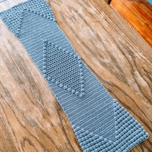 Betty Bobbles Table Runner-CROCHET PATTERN