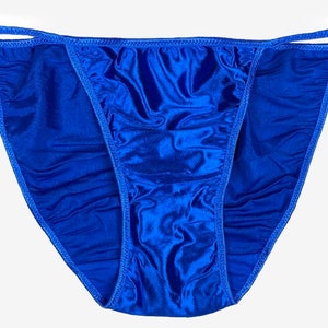 Puede incluir: Un par de ropa interior de satén azul con cintura baja y abertura de pierna alta.