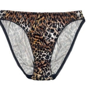 以下が含まれることがあります： レオパード柄のサテン下着、黒いトリム付き