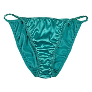 Peut inclure: Lingerie en satin turquoise avec une délicate bordure en dentelle.