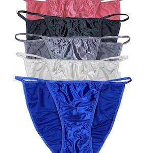 Puede incluir: Cinco pares de lencería de satén en diferentes colores: rosa, negro, gris, blanco y azul. Cada par tiene un corte de talle bajo y tirantes delicados.
