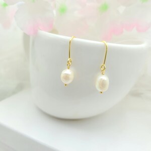 Fresh water pearl Dangle Earring.  Premium Quality Plating  Ear hook  Gold, Silver Fresh Water Pearl Bridesmaid Earring.