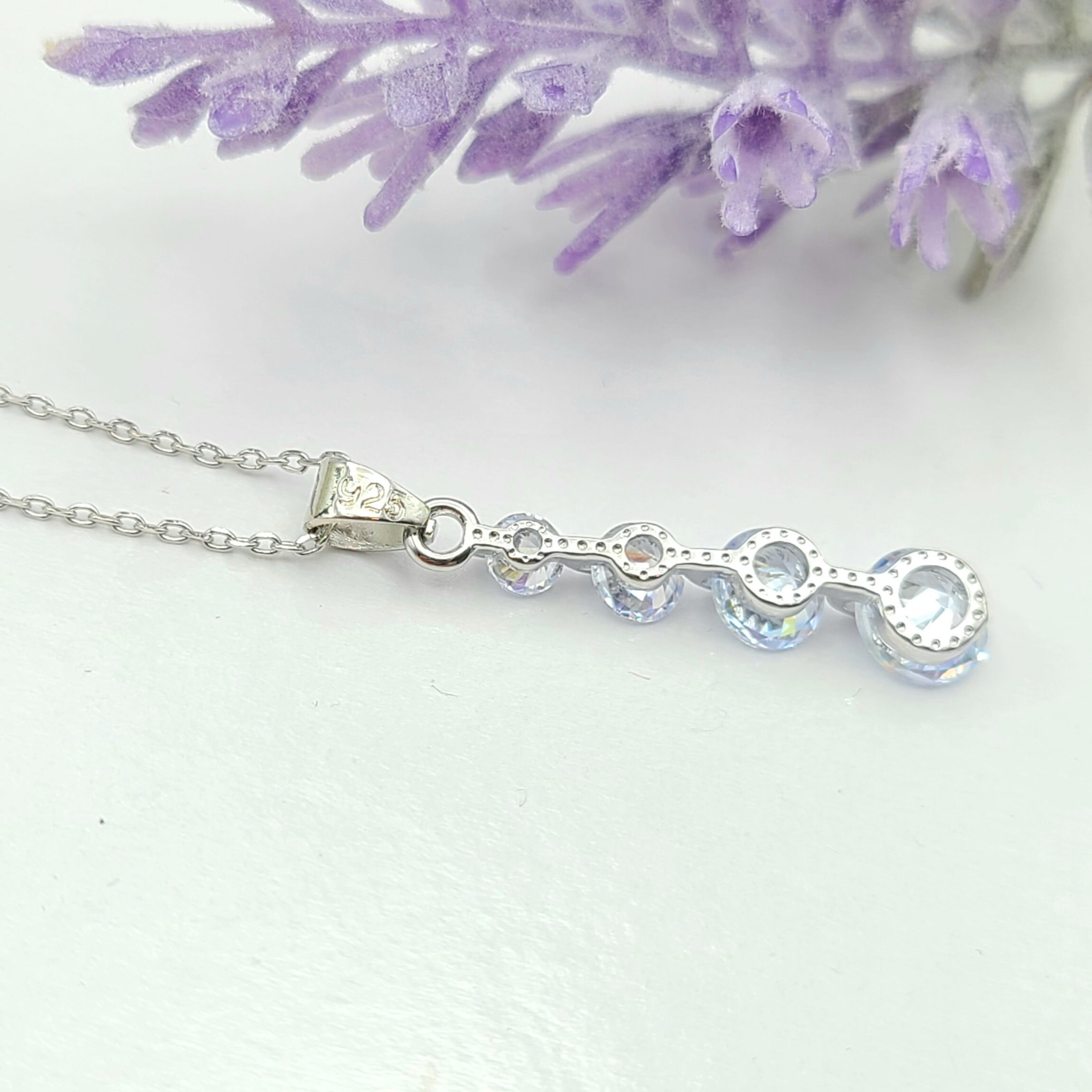 Parure collana con pendente, orecchini e anello centrale ovale rosso in argento 925