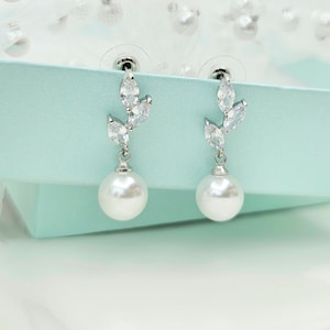 Crystal Leaf with 10MM, 8MM Round Pearl Earring. Silver, Gold , Rose Gold Round Pearl  Earring. Bridesmaid Earring. Bridal Earring.-3Colors