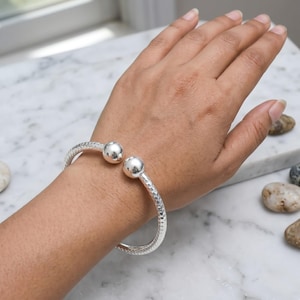 Gehamerde zilveren bol koppelarmband, puur koperen minimalistische open manchetarmband