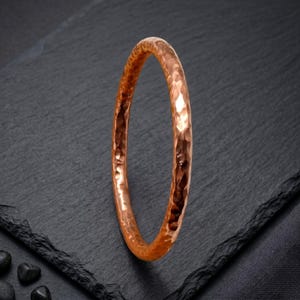 Pulsera rígida de cobre martillado: dije con inicial personalizada, joyería rústica apilable hecha a mano, regalo personalizado para el séptimo aniversario para ella.