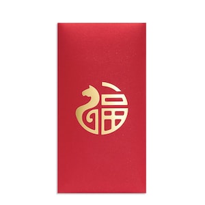 Puede incluir: Un sobre rojo con un emblema dorado. El emblema es un dise&ntilde;o estilizado con una forma curva y elementos geom&eacute;tricos. El sobre es rectangular y tiene una textura suave.