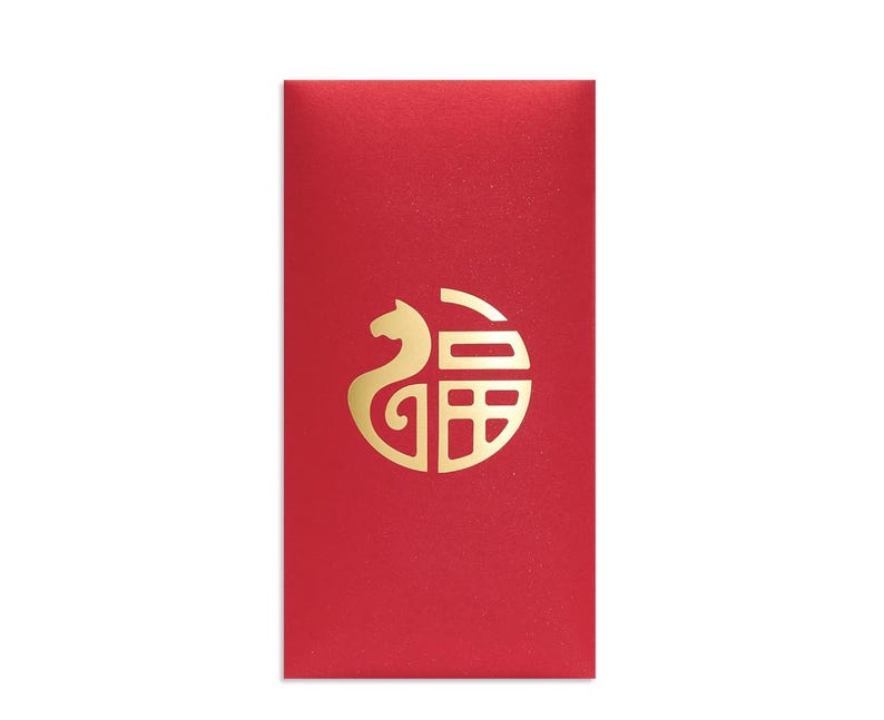 Puede incluir: Un sobre rojo con un emblema dorado. El emblema es un dise&ntilde;o estilizado con una forma curva y elementos geom&eacute;tricos. El sobre es rectangular y tiene una textura suave.