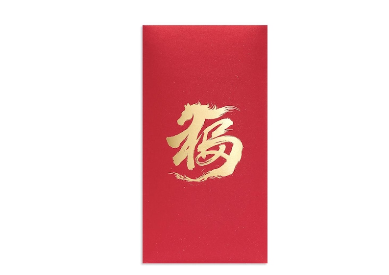 Puede incluir: Un sobre rojo con un dise&ntilde;o de car&aacute;cter chino dorado. El sobre es rectangular y presenta un car&aacute;cter estilizado, de estilo pincelada, en el centro. El fondo es de un rojo vibrante.