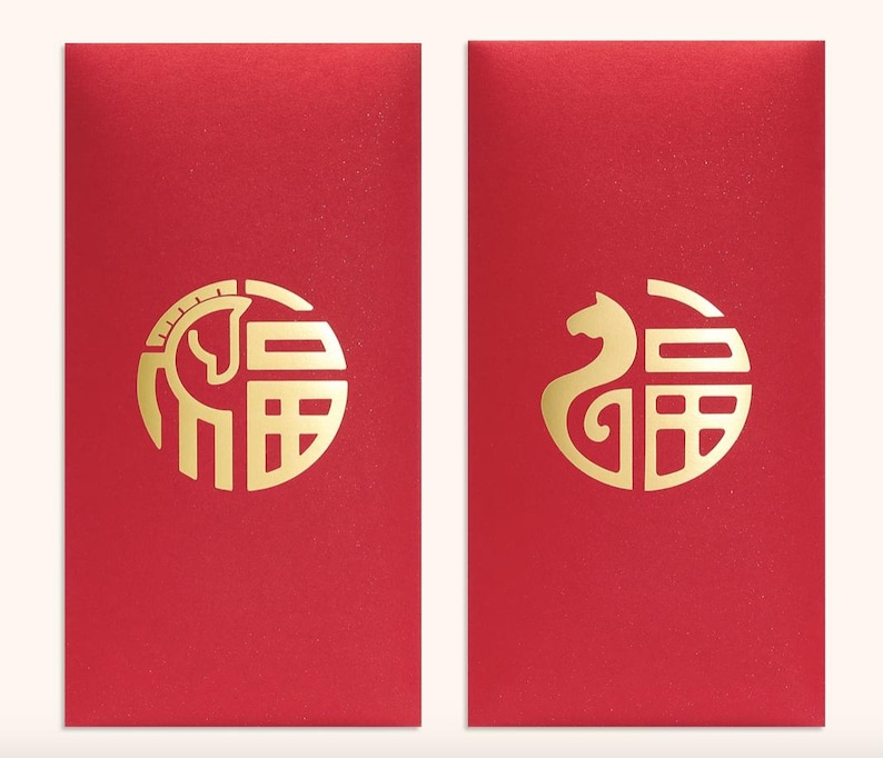 Puede incluir: Dos sobres rojos con dise&ntilde;os circulares dorados. Uno presenta una figura de caballo y el otro una figura de gato, ambos con caracteres chinos. Los sobres son probablemente para una ocasi&oacute;n especial.