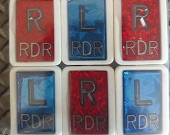 Röntgenmarker mit Initialen - 3 Sets individueller weißer Röntgenmarker 2-4 Initialen (A-Z und 0-9) - Wählen Sie für jede eine andere Hintergrundfarbe!