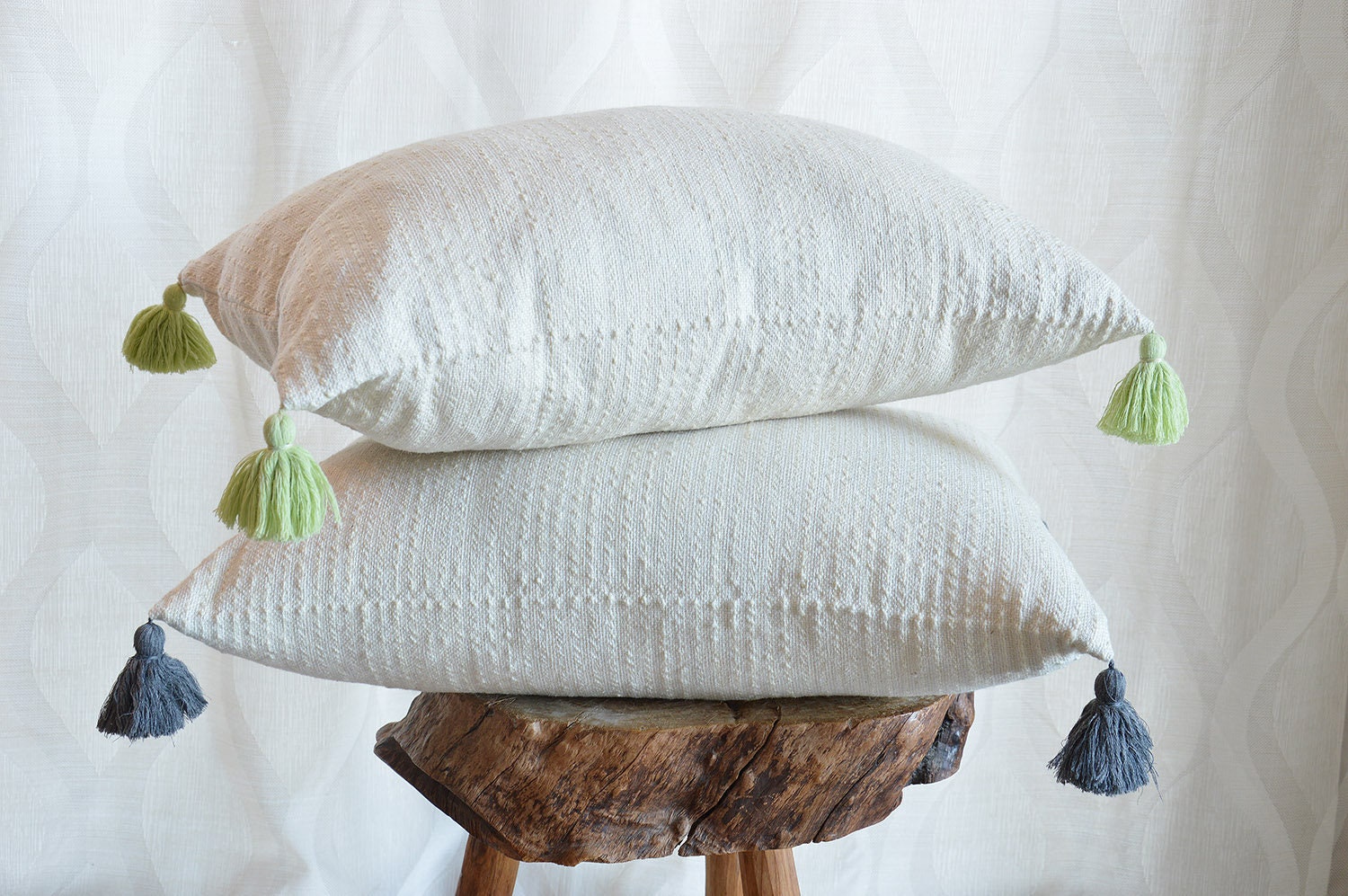 Coussin Blanc Écru Pompons Verts, 60x40cm, Coton Tissé à La Main, 100% Naturel, Déhoussable, Coussin