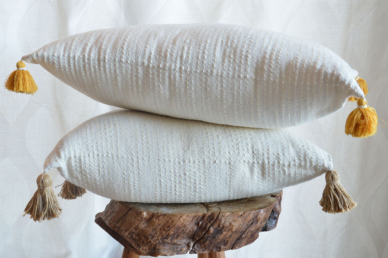 Coussin Blanc Écru Pompons Jaune Safran, 60x40cm, Coton Tissé Main, 100% Naturel, Déhoussable, Couss