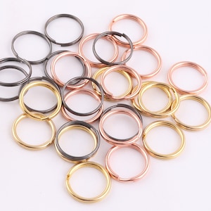 Peut inclure: Un assortiment de porte-clés en noir, or et or rose.