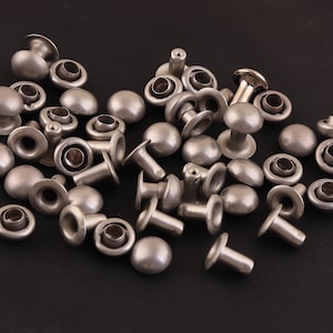 マットシルバー ダブルキャップリベット 100セット 6mm ミニリベット メタルボタン ダブルヘッド 財布用具 リベットスタッド バッグ/レザークラフトアクセサリー