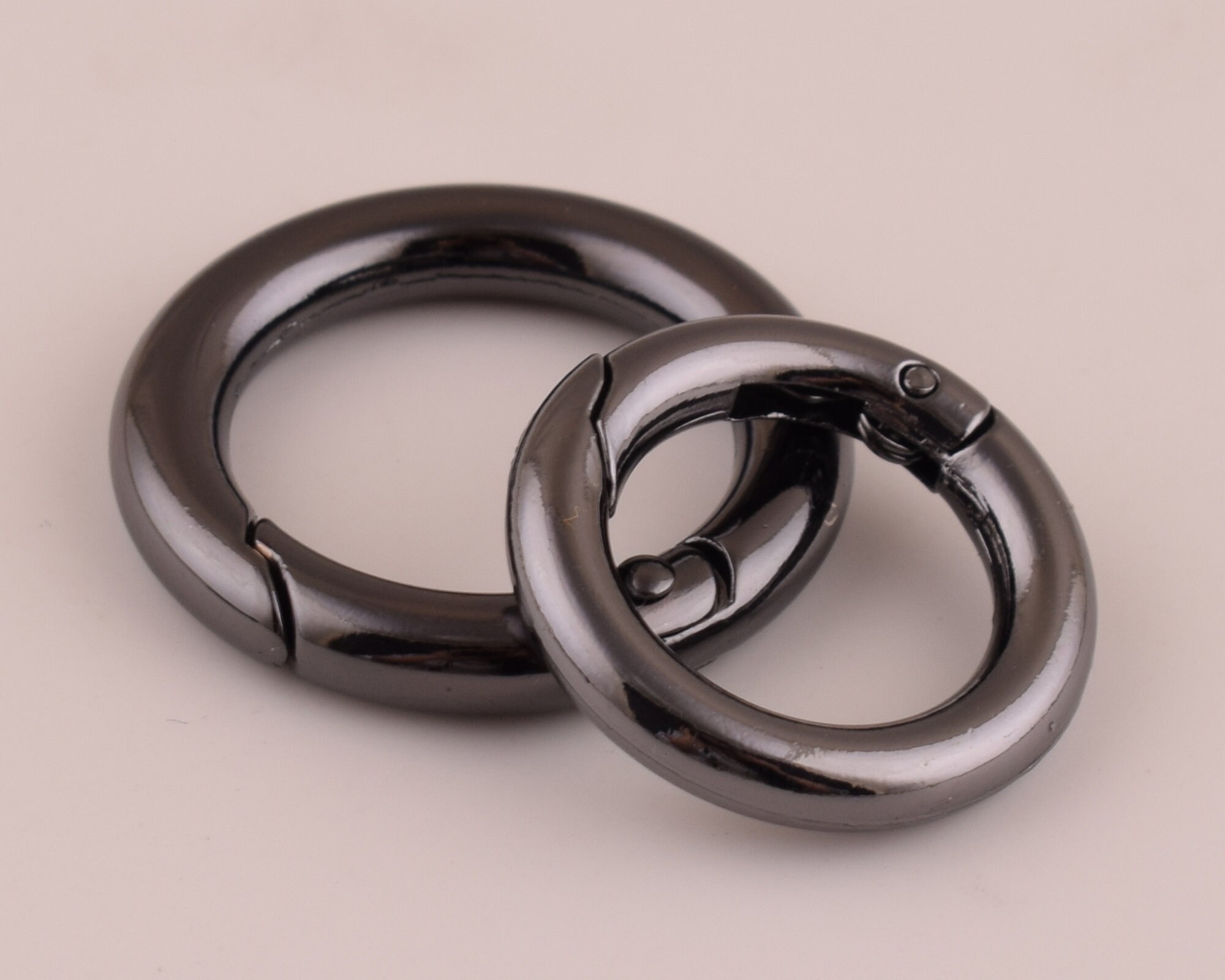 CRAFTMEMORE Metal O Ring Spring Opening Purse Making Snap Angle-Edge  O-Rings Clip Key Ring Holder 2pcs SCOF (1 1/2 Inch, Gunmetal) Inside  Diameter 1 1/2 Inch Gunmetal