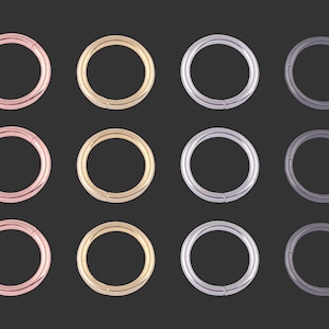Può includere: Dodici orecchini a cerchio in tre diverse finiture metalliche: oro rosa, oro e argento. Ogni cerchio è una semplice forma circolare.