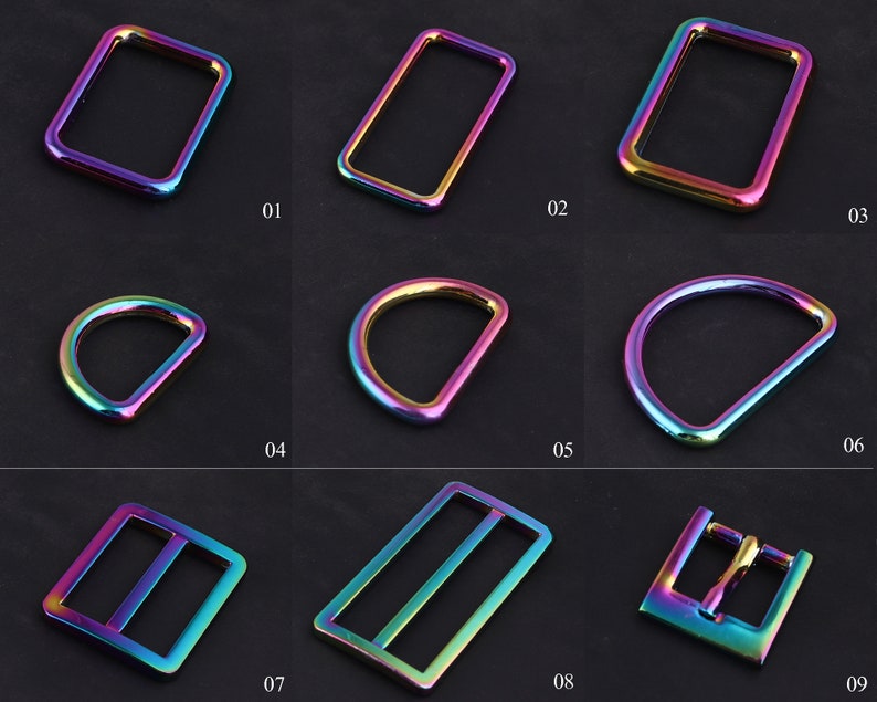 Może przedstawiać: Dziewięć r&oacute;żnych metalowych element&oacute;w galanterii w kolorze tęczy, w tym pierścienie D, pierścienie prostokątne i klamra. Elementy są ponumerowane od 01 do 09.