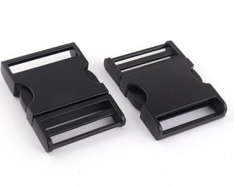 Puede incluir: Dos hebillas de liberación lateral de plástico negro. Las hebillas están diseñadas para ser usadas con correas o cintas.