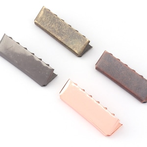 Puede incluir: Cuatro terminales de correa de metal en diferentes acabados: latón antiguo, metal gris, cobre y cobre antiguo.