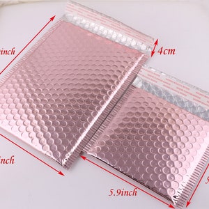Pu&ograve; includere: Due buste a bolle metalliche rosa, una misura 22,9 cm per 17,8 cm e l'altra 15 cm per 13 cm.