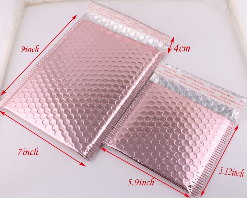 Pu&ograve; includere: Due buste a bolle metalliche rosa, una misura 22,9 cm per 17,8 cm e l'altra 15 cm per 13 cm.