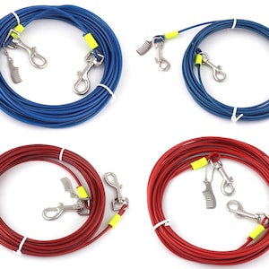 Könnte beinhalten: Vier einziehbare Hundeleinen, zwei blaue und zwei rote, mit Doppelclips und einem kleinen Kamm an jeder Leine.