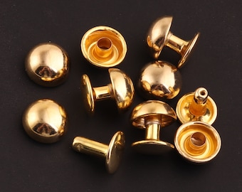Può includere: Assortimento di rivetti in metallo dorato di diverse forme e dimensioni. Alcuni rivetti hanno una parte superiore piatta, mentre altri hanno una parte superiore arrotondata. Alcuni rivetti hanno un perno sul fondo, mentre altri hanno una base piatta.