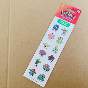 Puede incluir: Una hoja de pegatinas de Pokemon con varios Pokemon de tipo planta. Las pegatinas son coloridas y presentan una variedad de Pokemon, incluyendo Bulbasaur, Oddish y Bellsprout. La hoja se titula "Grass Element Element Deck" y forma parte de la serie "Gotta Catch 'em All!"