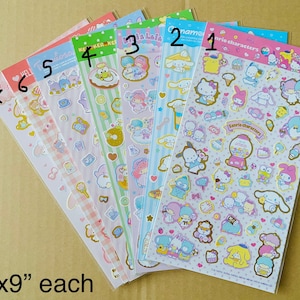 Pode incluir: Sete folhas de papel de adesivos coloridos com vários personagens Sanrio. Cada folha mede 5 polegadas por 9 polegadas e apresenta um tema diferente, incluindo Hello Kitty, Keroppi, Cinnamoroll, My Melody, Little Twin Stars, e mais.