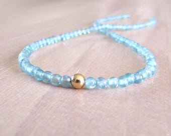 Collana in apatite, collana con gemma di apatite del Madagascar liscia e rotonda color blu acquamarina, in argento sterling o oro 14 carati placcato.