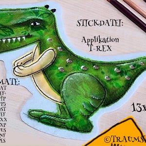 Könnte beinhalten: Ein grünes T-Rex Applikationsdesign mit dem Text "STICKDATEI: Applikation T-REX" und "13x18". Das Design enthält den Text "FORMATE: -DAT -JEF+ -VIP -VP3 -DST -JEF -XXX -EXP -HUS -INF -PES". Größe: 13 cm x 18 cm.