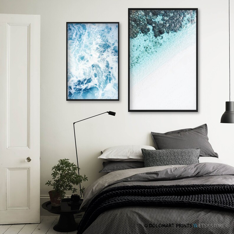 Pu&ograve; includere: Due stampe artistiche incorniciate. Una raffigura onde oceaniche blu e bianche. L'altra mostra una spiaggia con acqua turchese e sabbia bianca. Entrambe le stampe sono in cornici nere. Decorazione murale.