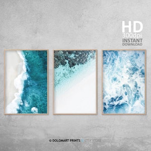 Pu&ograve; includere: Tre stampe incorniciate con viste aeree dell'oceano. Le stampe mostrano onde turchesi e bianche che si infrangono su una spiaggia sabbiosa e acqua di mare blu vorticosa. Il testo "HD 300dpi INSTANT DOWNLOAD" &egrave; visibile.