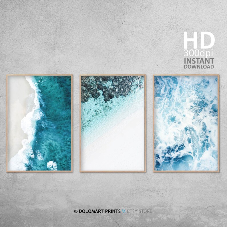 Pu&ograve; includere: Tre stampe incorniciate con viste aeree dell'oceano. Le stampe mostrano onde turchesi e bianche che si infrangono su una spiaggia sabbiosa e acqua di mare blu vorticosa. Il testo "HD 300dpi INSTANT DOWNLOAD" &egrave; visibile.