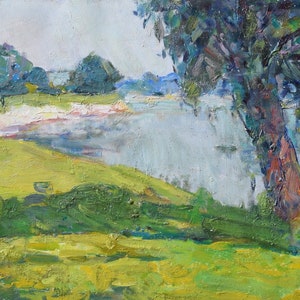 Puede incluir: Una pintura de un paisaje con un río, hierba verde y árboles. El río está en el fondo y los árboles en primer plano. El cielo es de color azul claro.