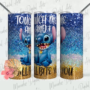 Könnte beinhalten: Ein blauer und goldener Glitzerbecher mit einer blauen Stitch-Figur aus Lilo & Stitch. Der Text auf dem Becher lautet "Touch Me And I'll Bite You".
