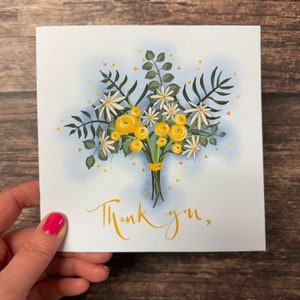 Tarjeta de agradecimiento, flores amarillas, aprecio, celebración, mensaje positivo,