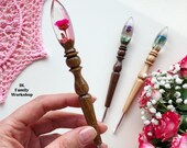 Beautiful crochet hook with flower in the jewelry resin Handcrafted ergonomic tool, wonderful Christmas gift for crocheter