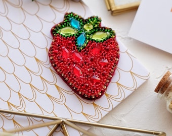 ビーズ刺繍キット イチゴブローチ、ビーズ刺繍の赤いイチゴ、DIYサマー