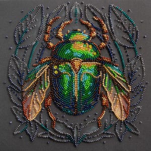 Può includere: Un coleottero verde e blu con ali iridescenti è circondato da un motivo floreale di perline. Il coleottero è fatto di perline ed è un'opera d'arte dettagliata.