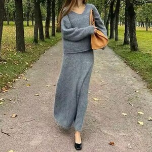 Angora-Pullover und Angora-Rock.