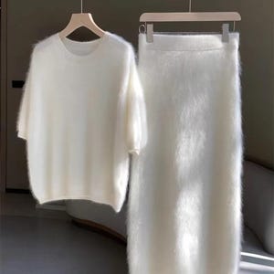 Angora-Pullover und Angora-Rock.
