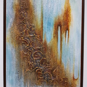 Könnte beinhalten: Abstraktes Gemälde mit einem strukturierten, wirbelnden Muster in Braun- und Goldtönen auf der linken Seite. Die rechte Seite zeigt einen blauen und weißen Hintergrund mit braunen Farbstreifen.