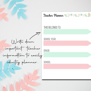 K&ouml;nnte beinhalten: Ein druckbarer Lehrerplaner in einem rosa-gr&uuml;nen Farbschema. Der Planer enth&auml;lt Abschnitte f&uuml;r "Dies geh&ouml;rt zu", "Schuljahr", "Klasse" und "Schule".